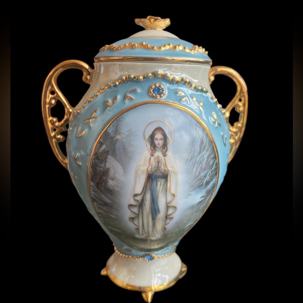 Ardleigh Elliot Visions of Mary Heirloom Porcelain Music Box Ave Maria